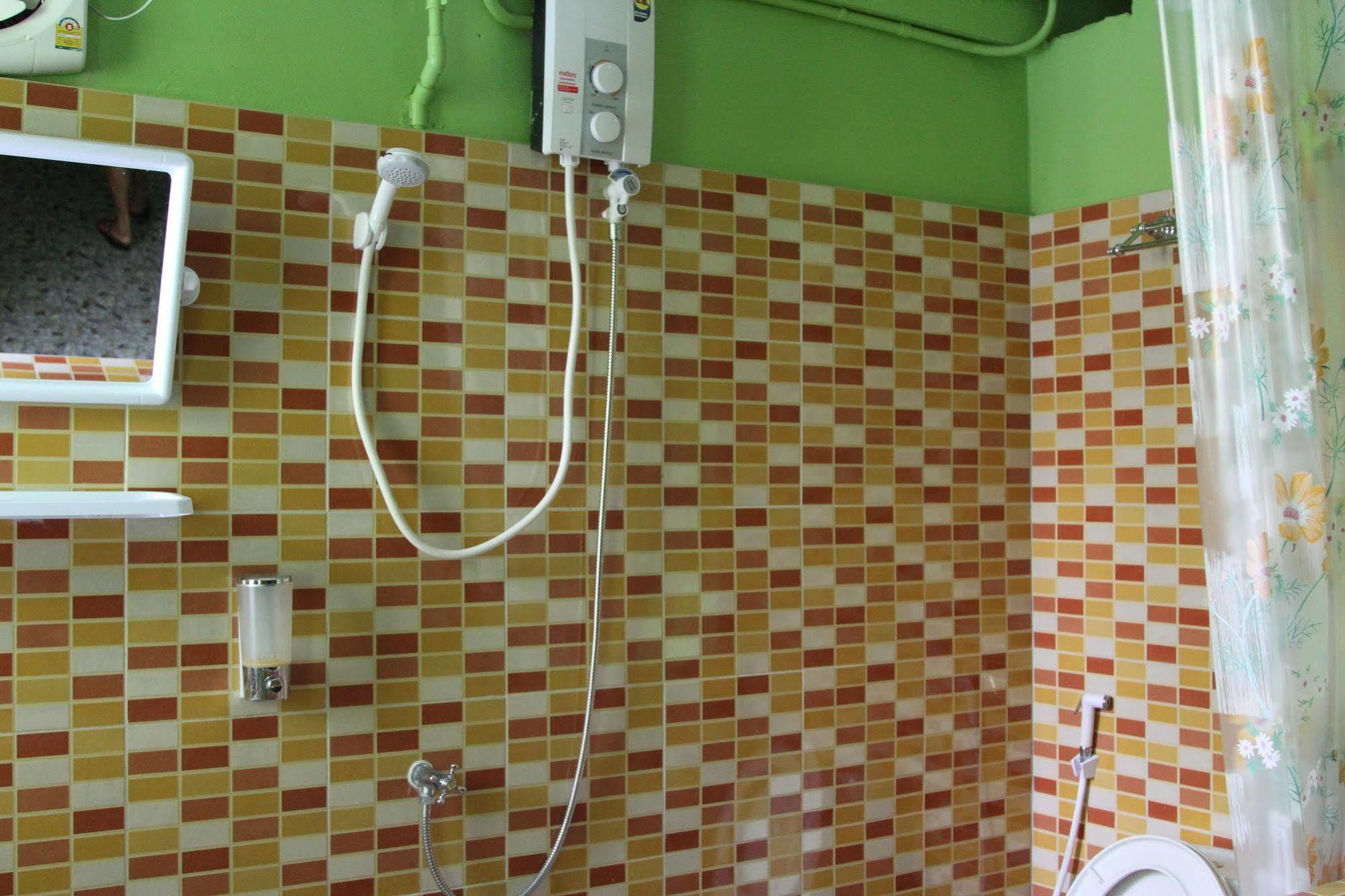 New C.H. Guest House Bangkok Luaran gambar